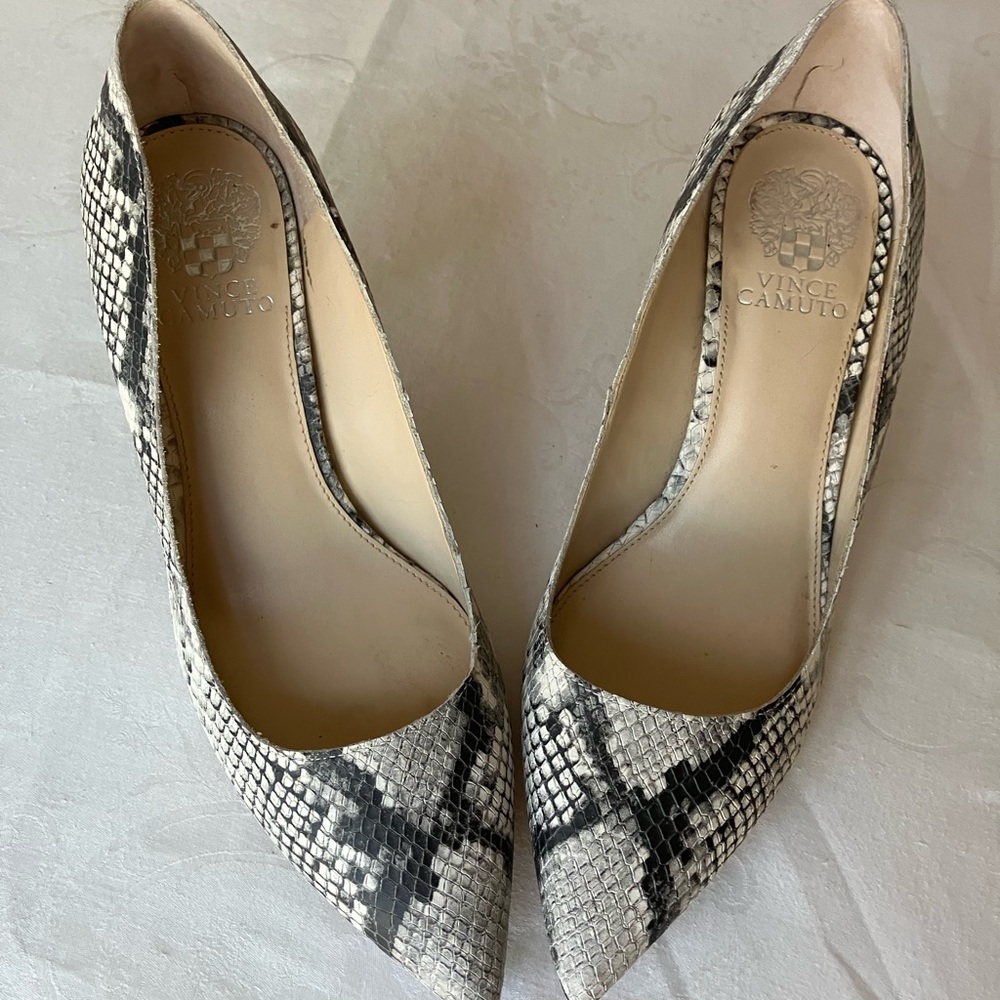 VINCE CAMUTO Snakeskin (Faux) Pumps, size 9M